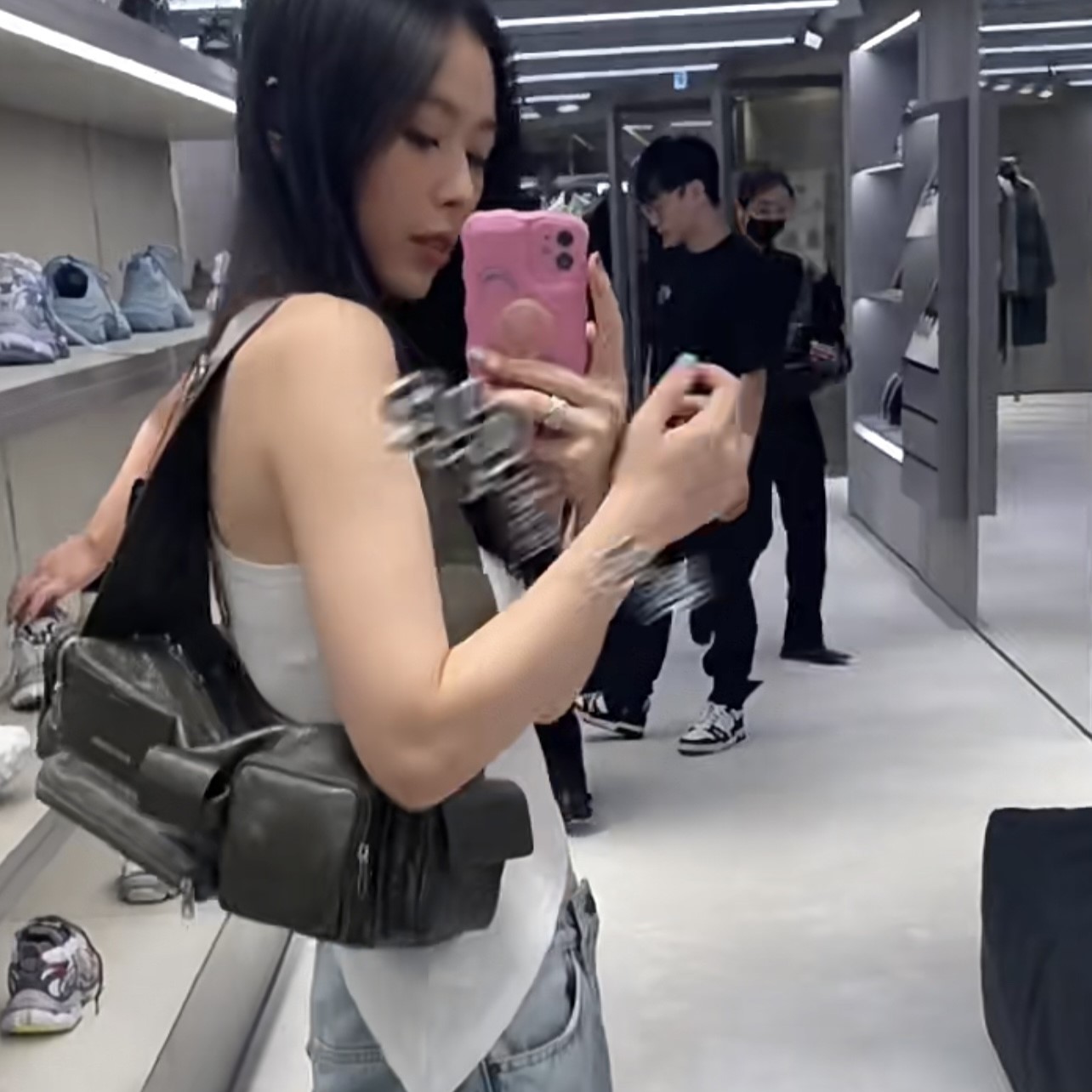 발렌시아가 슈퍼비지 XS 슬링백