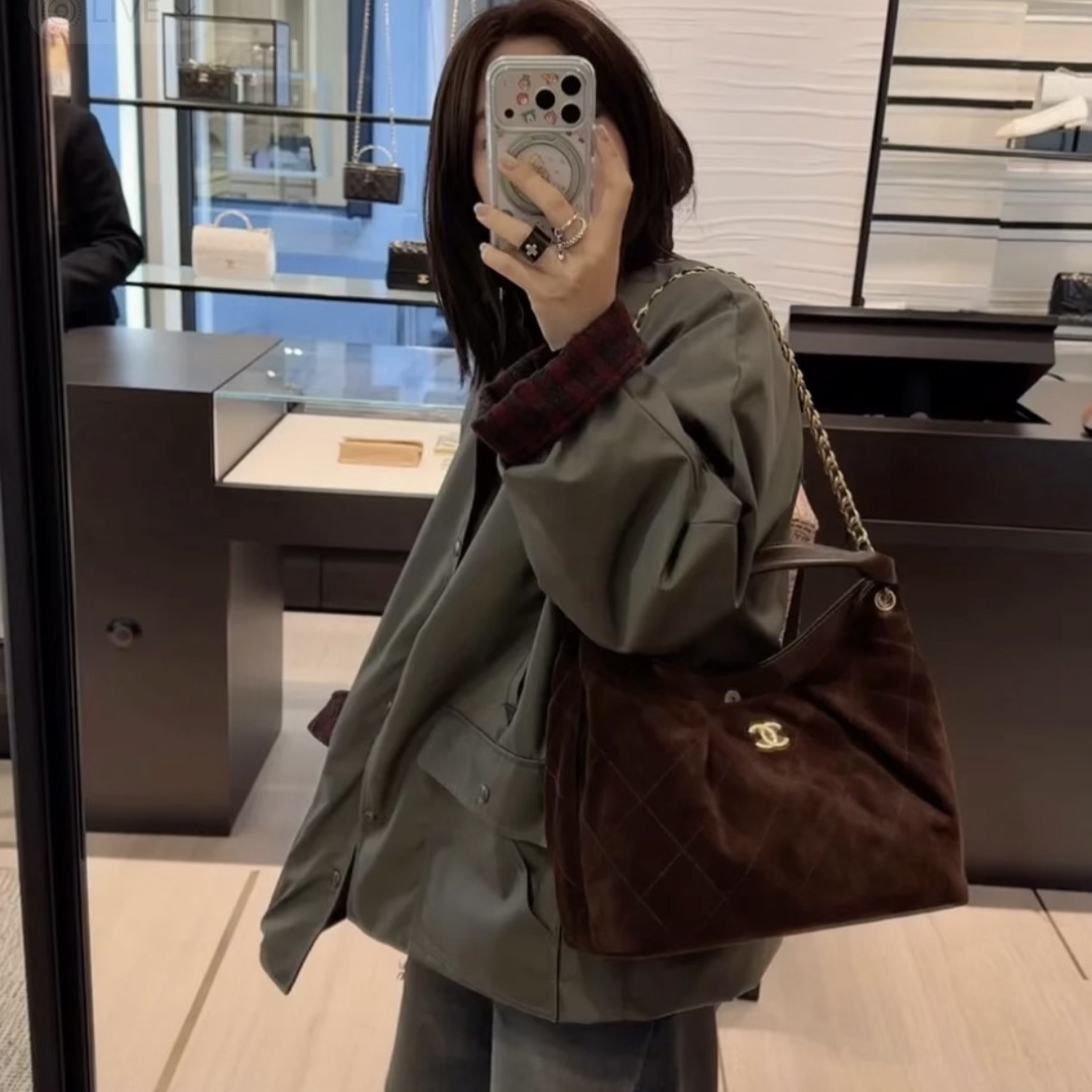 샤넬 26C 크루즈 맥시 스웨이드 호보백 숄더백 (최고급)