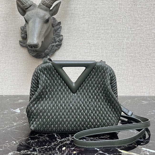 보테가 Triangle Bag