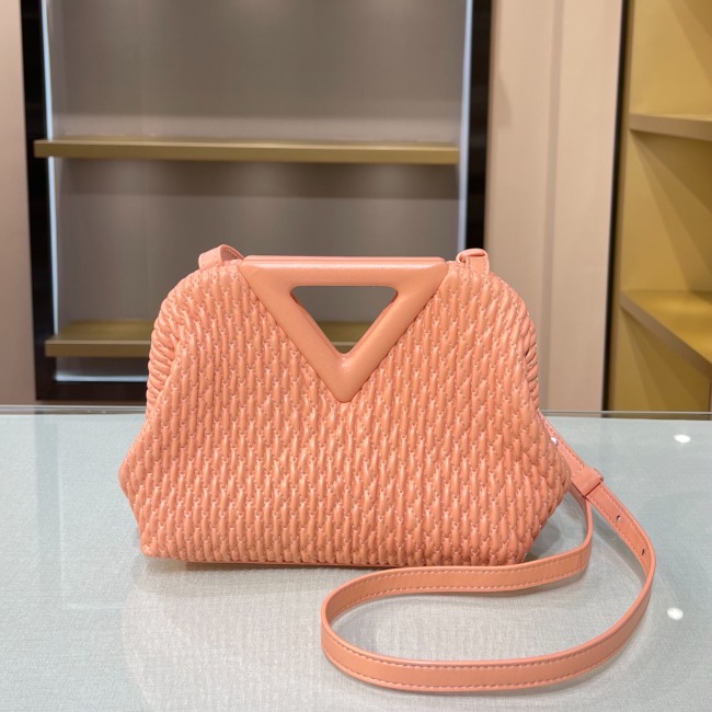 보테가 Triangle Bag