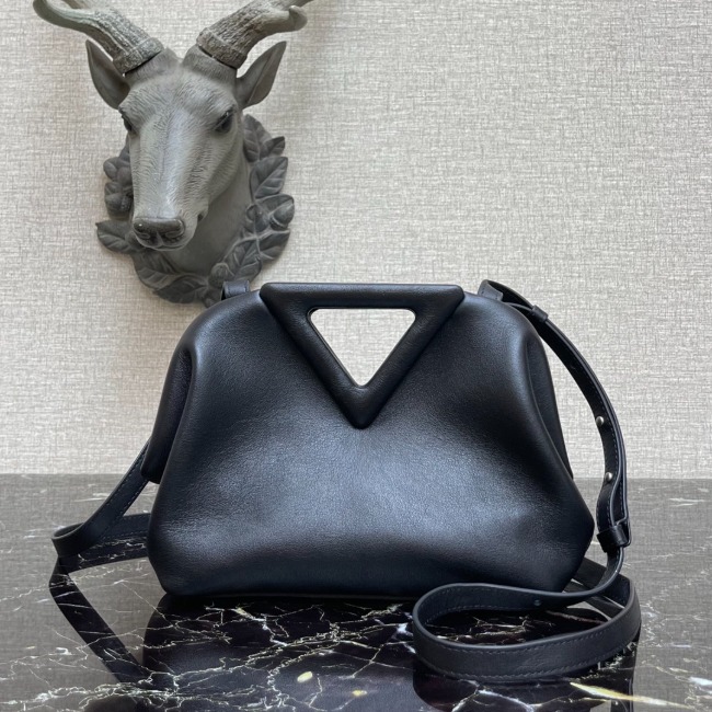 보테가 Triangle Bag